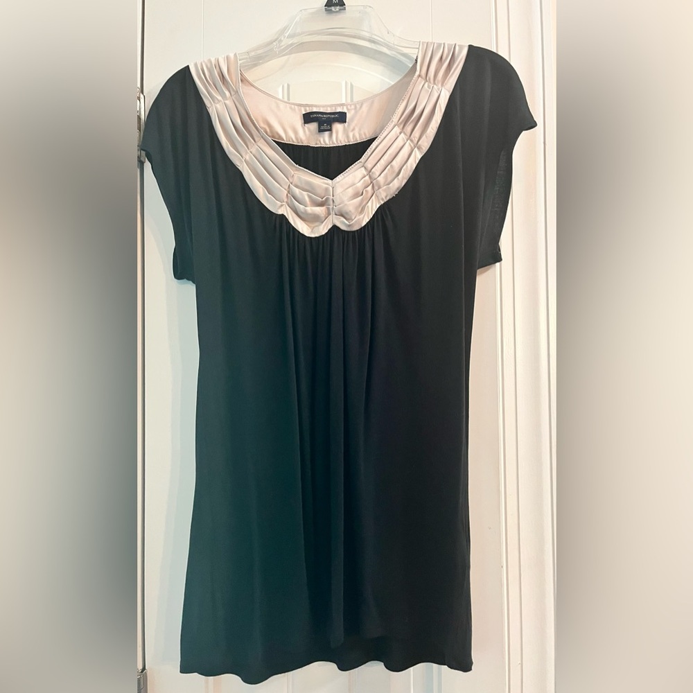 Banana republic vintage jersey short sleeve soft Black & Cream top, pretty neck